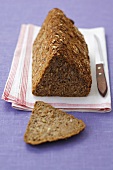 Dreieckiges Vollkornbrot mit Hafer und Sonnenblumenkernen