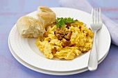 Scrambled egg with chanterelles and a bread roll