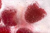 Frozen raspberries (close-up)