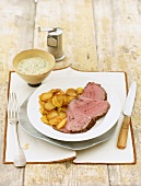 Slices of roast beef with fried potatoes and remoulade
