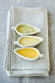 Drei verschiedene Buttersaucen in Saucieren