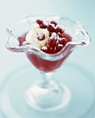Jelly with redcurrants and cream
