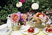 Erdbeertörtchen & Kuchen im Garten mit frischen Blumen