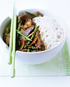 Seared beef with green asparagus and rice noodles