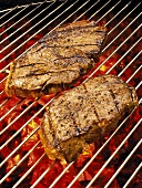 Zwei Steaks auf dem Grill