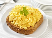 Scrambled egg on wholemeal toast