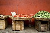 Körbe mit Gemüse auf einem Markt