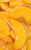 Pfirsichkompott aus der Dose (bildfüllend)