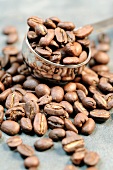 Kaffeebohnen aus Äthiopien mit Messlöffel
