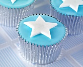 Cupcakes mit blauer Glasur und Sternchen