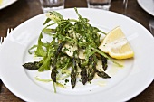 Gegrillter grüner Spargel mit Rucola und Thunfischdressing