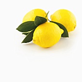 Drei Zitronen mit Blättern