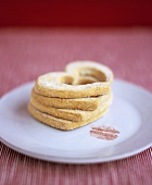 Herzförmige Kekse und Lippenstiftabdruck auf Teller