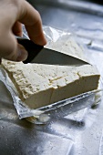 Tofu in Stücke schneiden
