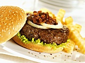 Hamburger mit Relish und Pommes Frites