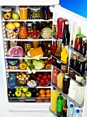 Offener Kühlschrank voller Lebensmittel