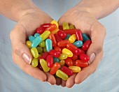 Hände halten bunte Jelly Beans