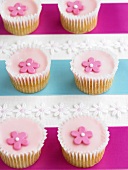 Rosa Cupcakes mit Zuckerblüte