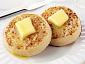 Zwei Crumpets mit Butter