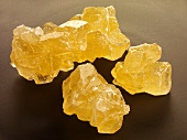 Drei Safran-Zucker-Kristalle