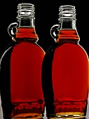 Zwei Glasflaschen Ahornsirup