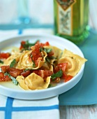 Ravioli mit Tomaten und Basilikum