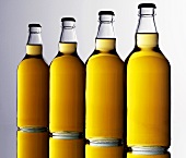Vier Flaschen Cider in einer Reihe