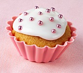 Cupcake with white icing and pink dragées