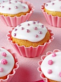 Cupcakes with white icing and pink dragées