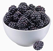 Blackberries in white bowl