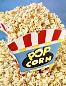 Popcorn im Keramikbehälter und daneben