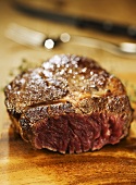 Gebratenes Ribeye-Steak, angeschnitten