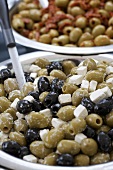 Schwarze und grüne Oliven mit Feta