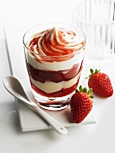 Vanillecreme mit Erdbeeren in ein Glas geschichtet