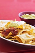 Nachos mit Käse, Salsa und Guacamole (Mexiko)