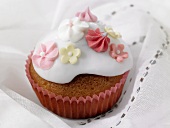 Cupcake decorated with sugar flowers for wedding