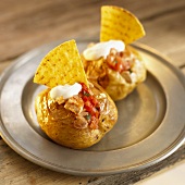 Baked potatoes with chicken, salsa and nachos (Mexico)