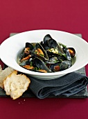 Steamed mussels, white bread