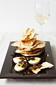 Uova piccanti con carta da musica (Eggs with flatbread)