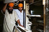 Brotbacken in der Gemeinschaftsküche (Langar) in Amritsar, Punjab, Indien