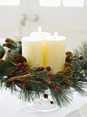Kerzen mit Weihnachtskranz auf Tortenständer