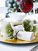 Fabric napkins with floral decoration on gold underplate
