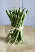 A bundle of green beans (standing upright)