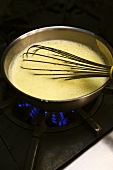 Vanillesauce im Topf auf dem Ofen