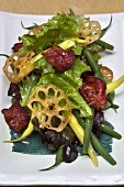 Mixed leaf salad with beans and vegetable chips