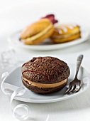 Chocolae Whoopie Pies (cookies with cream filling, USA)