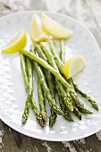 Green asparagus with lemon slices