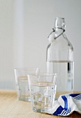 Wassergläser und Wasserflasche