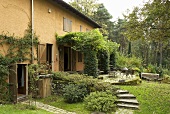 Mediterraner Landhaus mit Terrasse und Garten