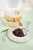 Tapenade (Olivenpaste) und Weissbrotscheiben